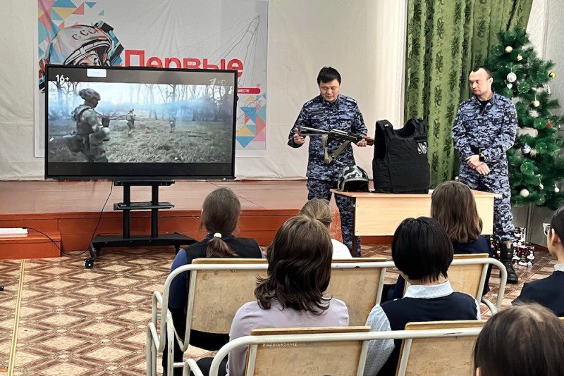 Фото Про подвиг офицера Росгвардии Максима Концова рассказали ученикам в Бурятии