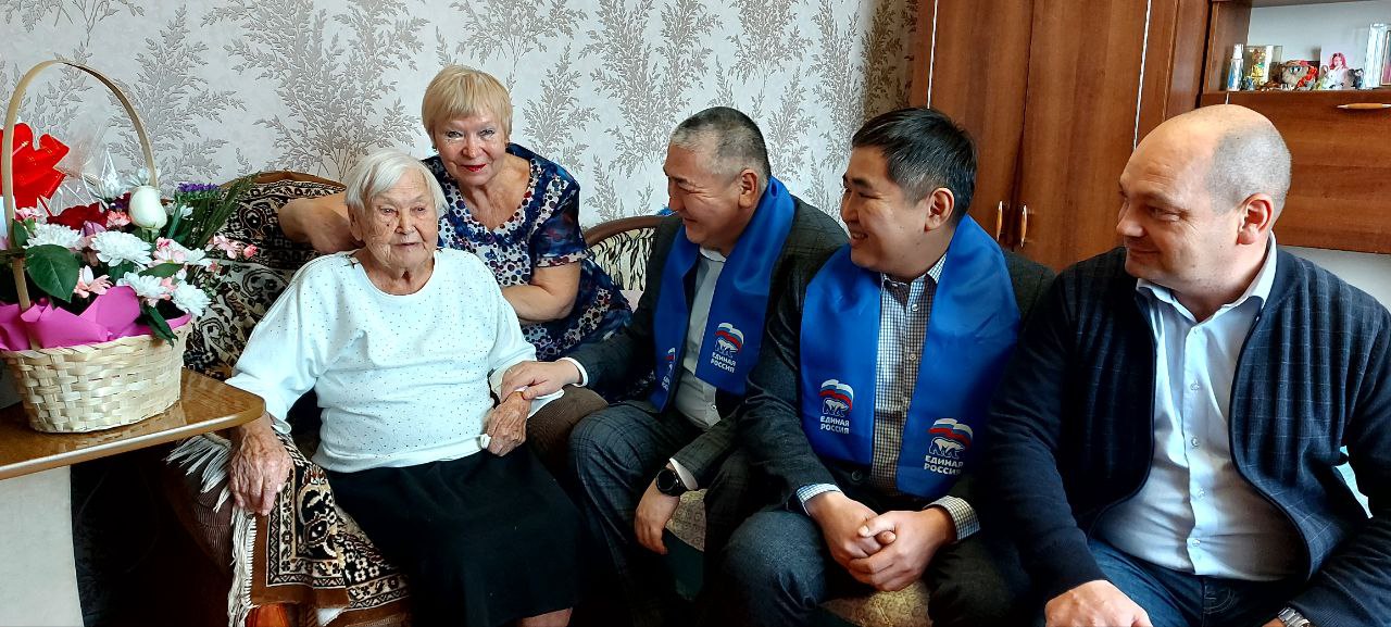 Фото Жительницу столицы Бурятии поздравили со 100-летним юбилеем