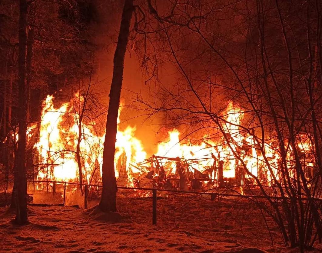 Фото В курортном поселке Бурятии сгорел пансионат