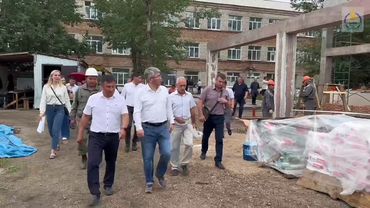 Фото Глава Бурятии осмотрел строительство социальных объектов в селе Петропавловка