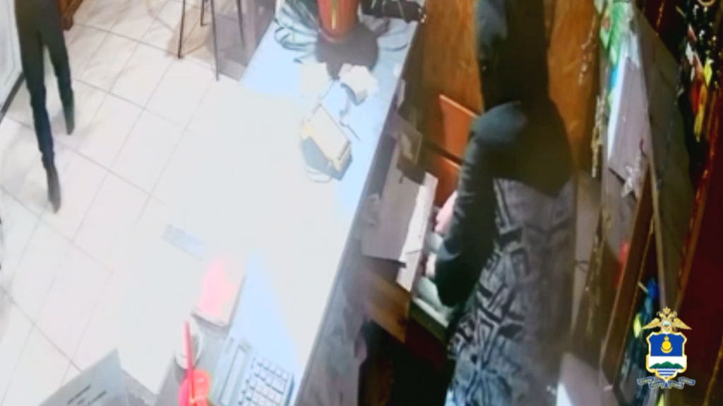 Фото В Улан-Удэ молодые люди обокрали кассу в кафе