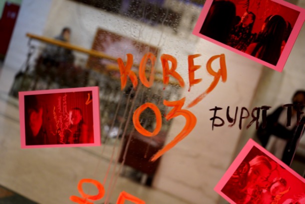 Фото В Улан-Удэ показали спектакль о бурятских гастарбайтерах в Корее (ФОТО)