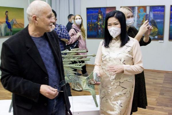 Фото В Улан-Удэ открылась выставка итогов художественных работ за 5 лет