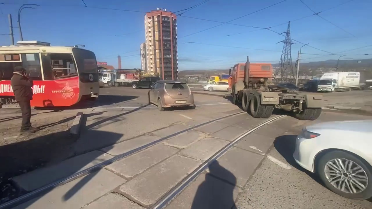 Фото В Улан-Удэ трамвай столкнулся с КамАЗом
