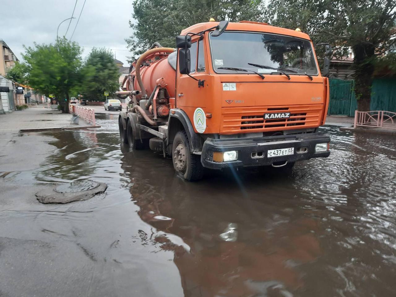 Фото На городских дорогах Улан-Удэ начали откачивать лужи