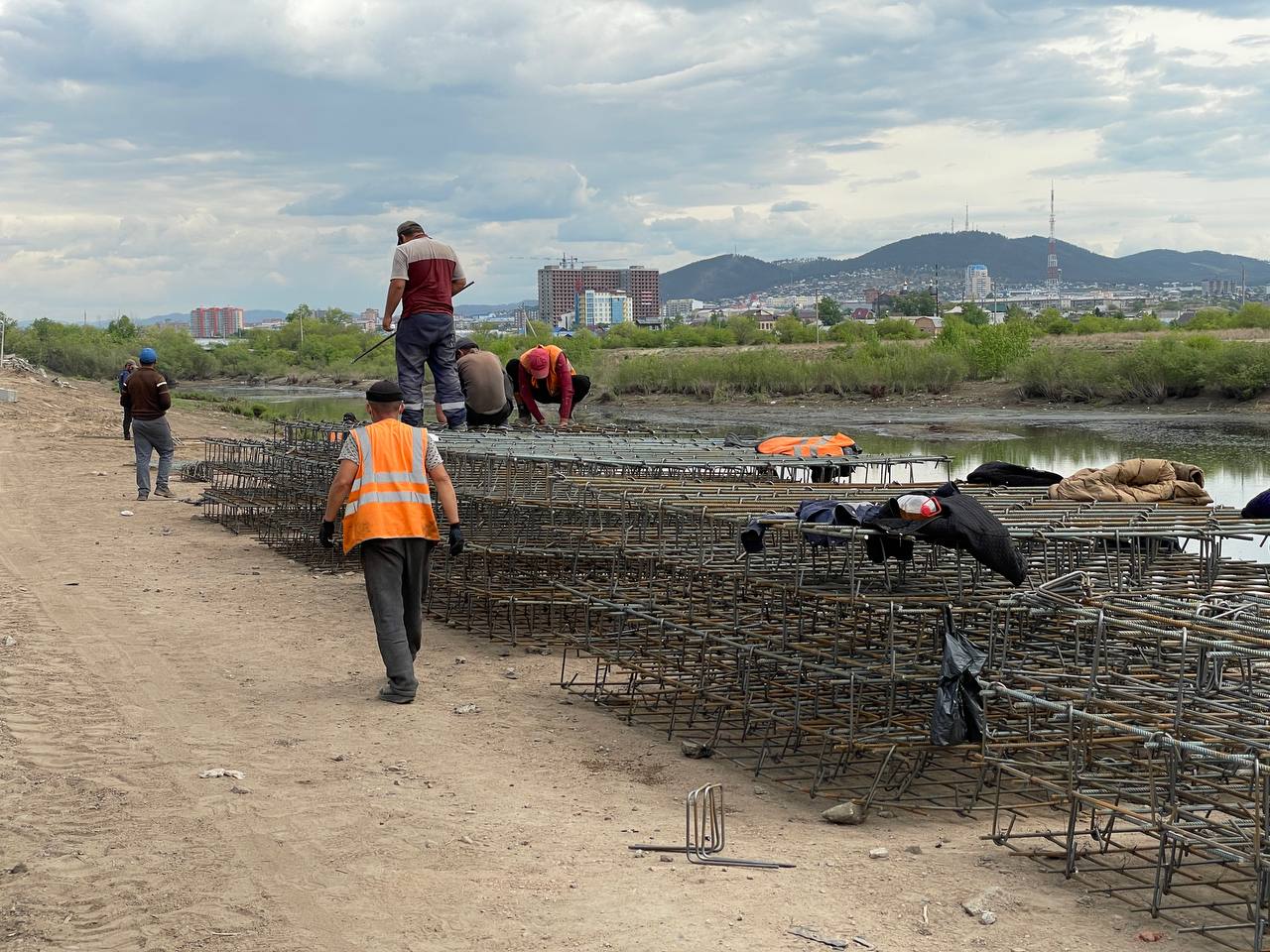 Фото В центре Улан-Удэ продолжается масштабная реконструкция дамбы 