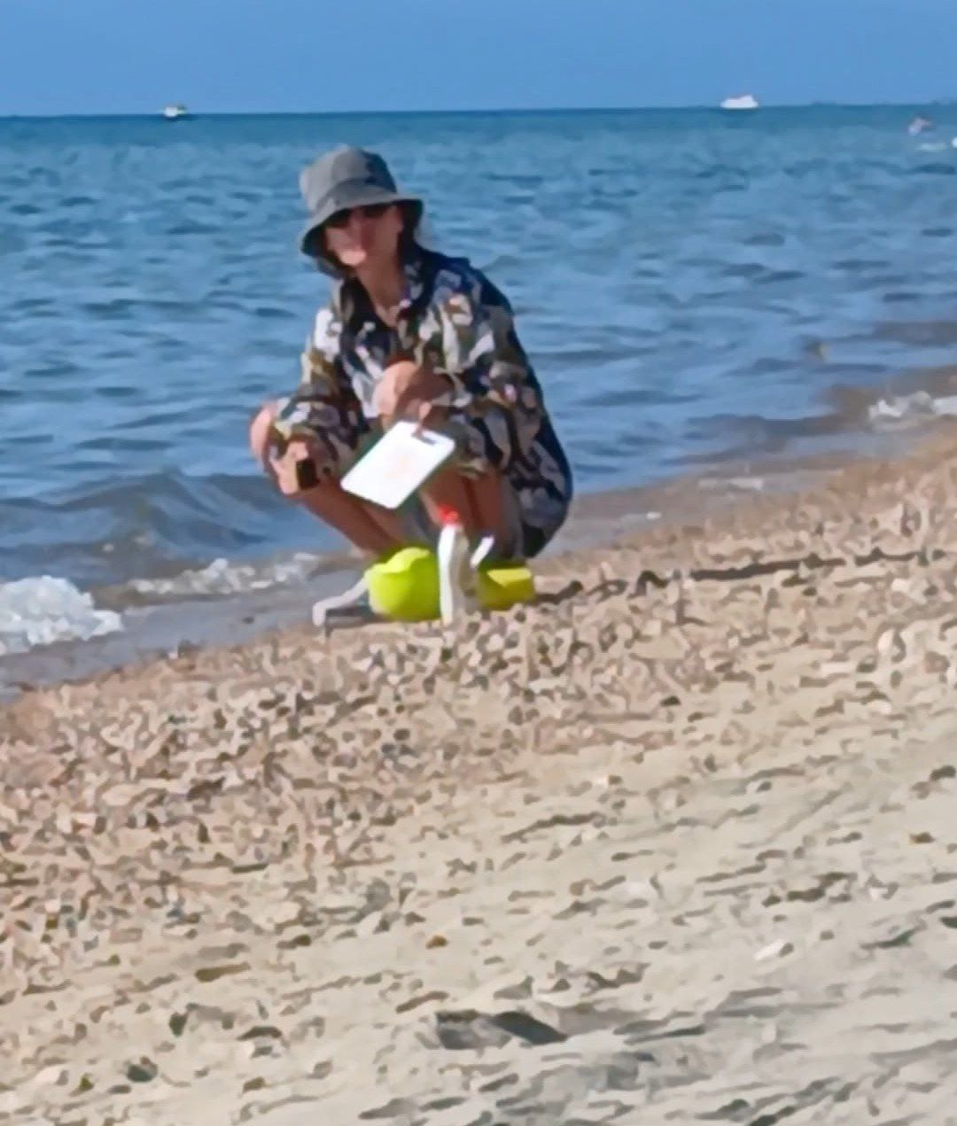 Фото Девушка помыла посуду с чистящим средством прямо в Байкале