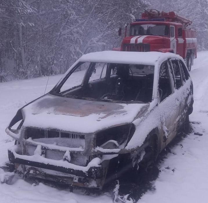 Фото «Почувствовали запах дыма»: жители Бурятии лишились автомобиля в непогоду (ФОТО)