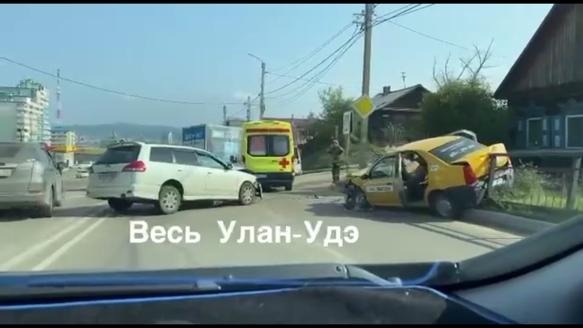 Фото В Улан-Удэ водителю стало плохо за рулем и он совершил ДТП