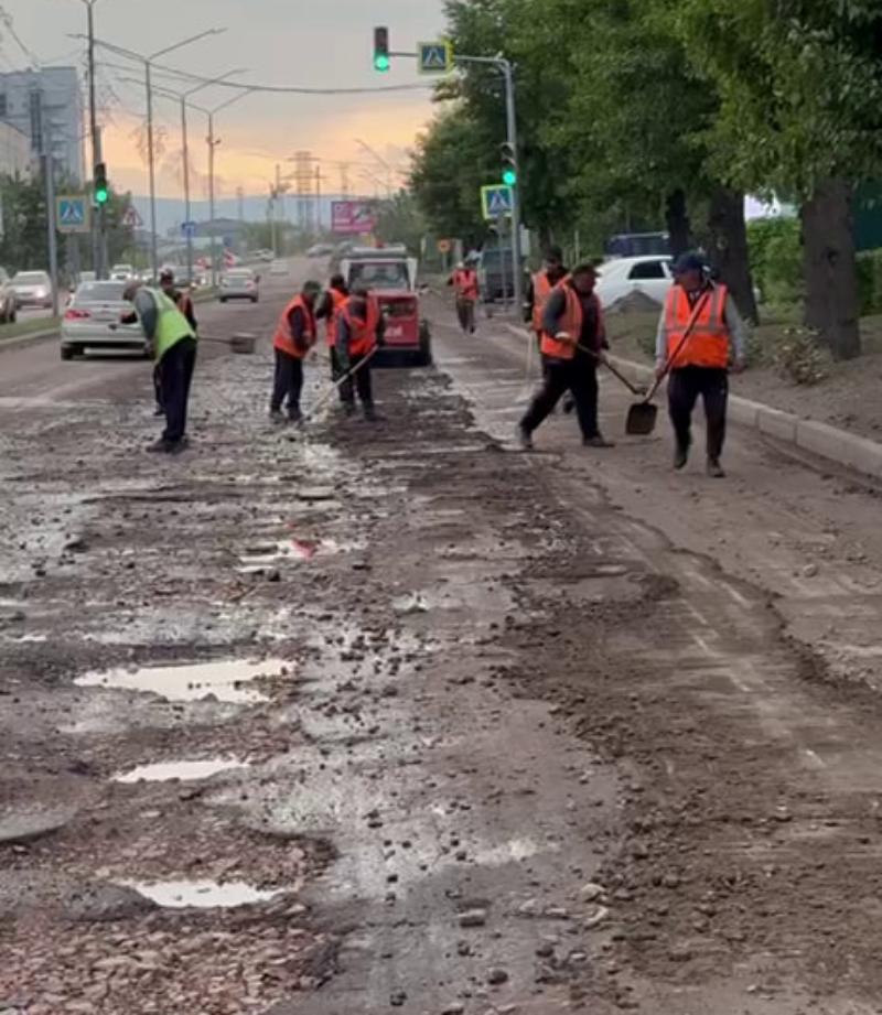 Фото В ожидании ремонта дороги в Улан-Удэ на улице Борсоева залатали ямы
