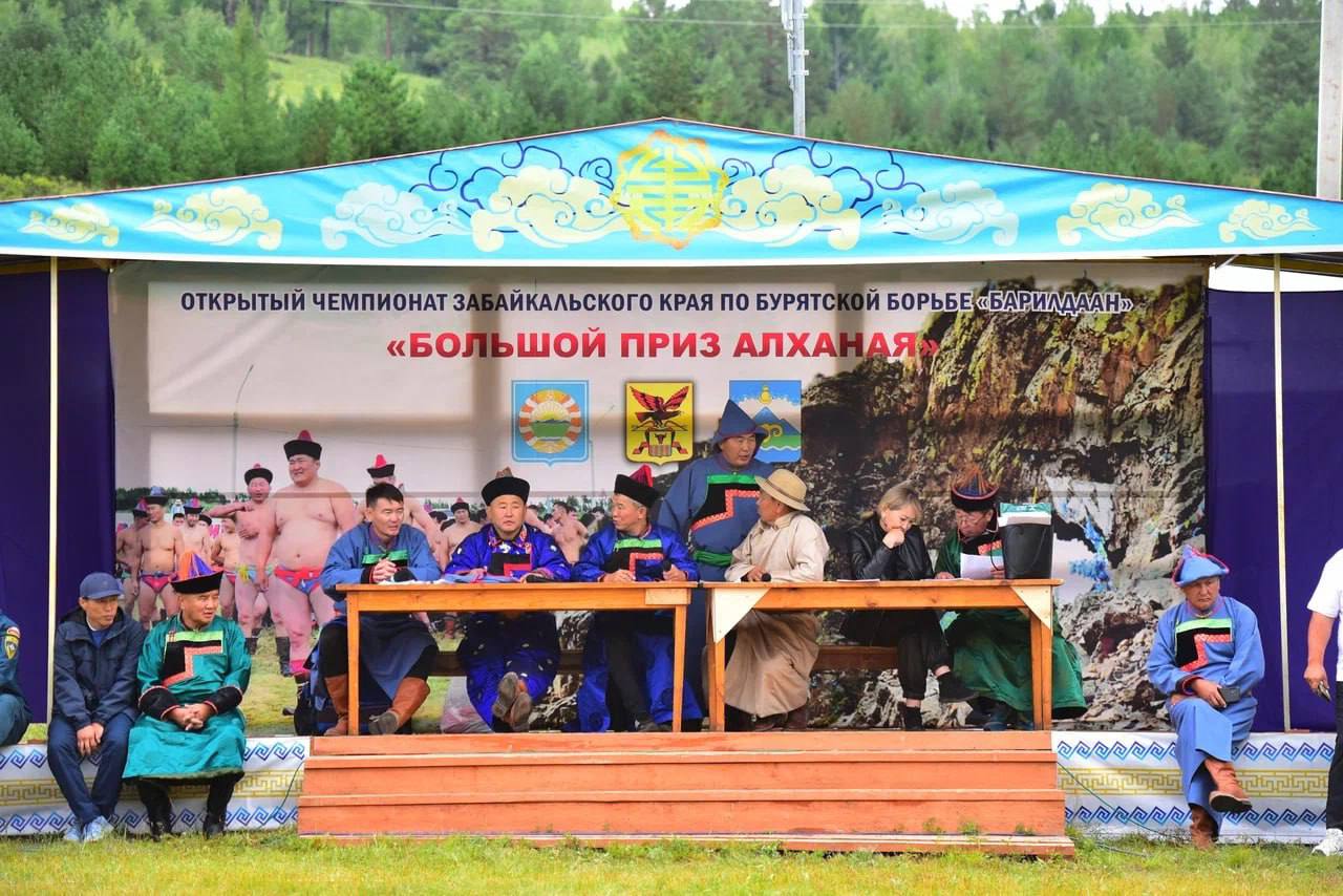 Фото Сильнейшие бурятские борцы поборются за большой приз Алханая