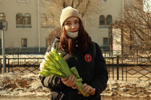 Фото Команда «Додо Пиццы» в центре Улан-Удэ поздравила женщин с 8 марта