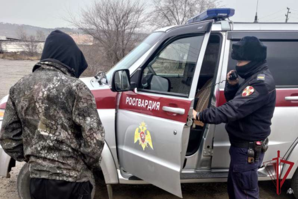 Фото Улан-удэнец в черном капюшоне неспроста вызвал подозрение у росгвардейцев