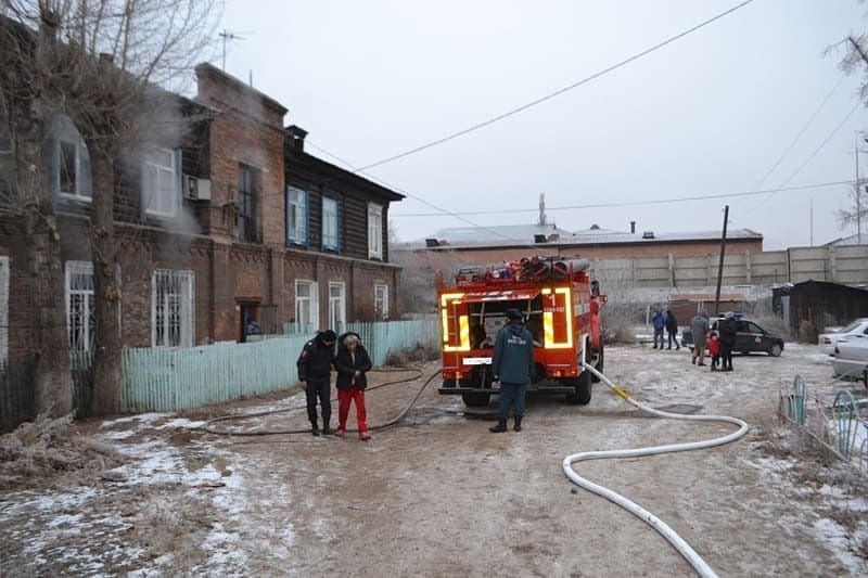 Фото В Бурятии росгвардеец поймал  малыша из окна горящего дома