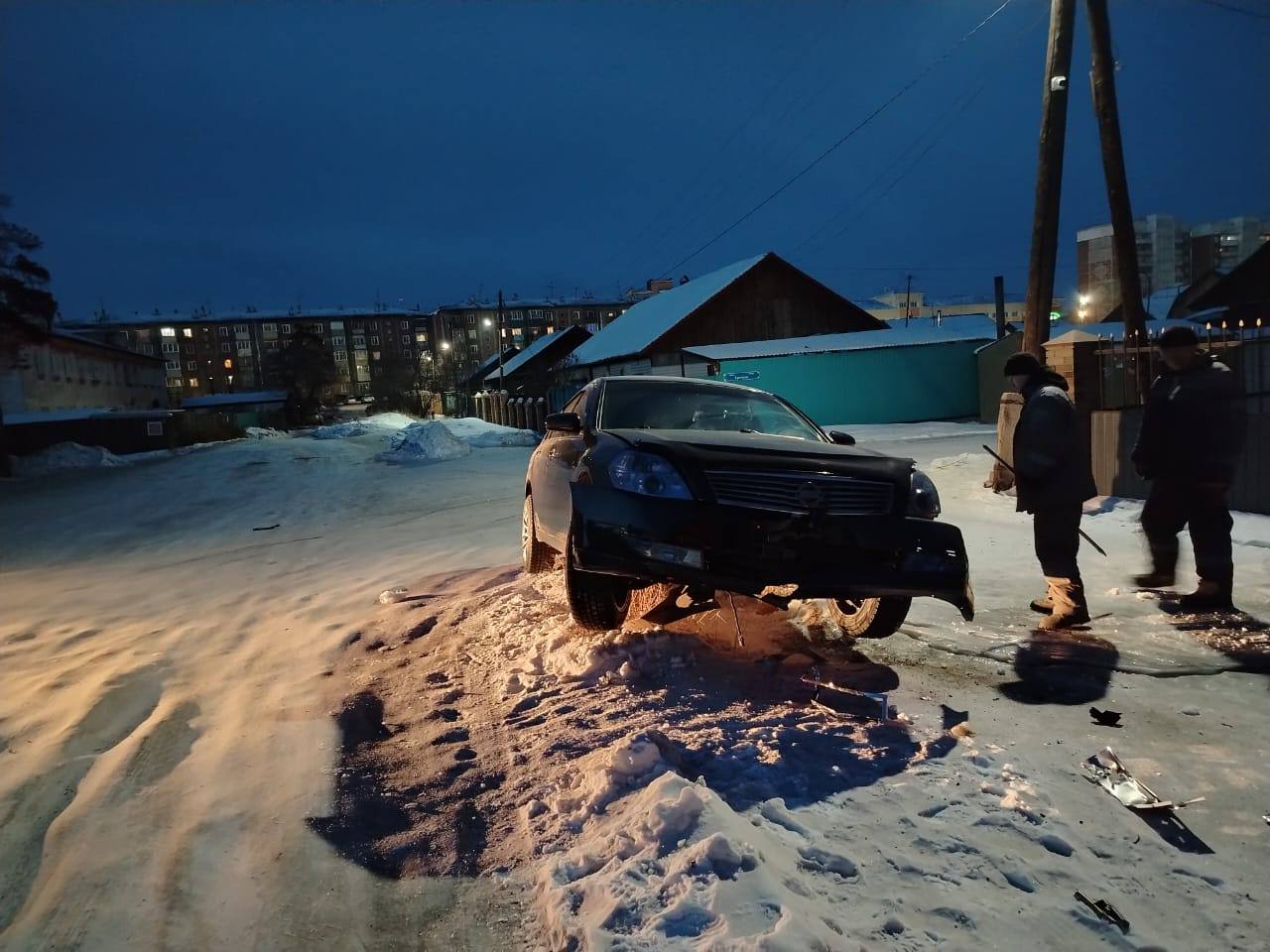Фото В Улан-Удэ забила фонтаном водоколонка из-за наезда легковушки