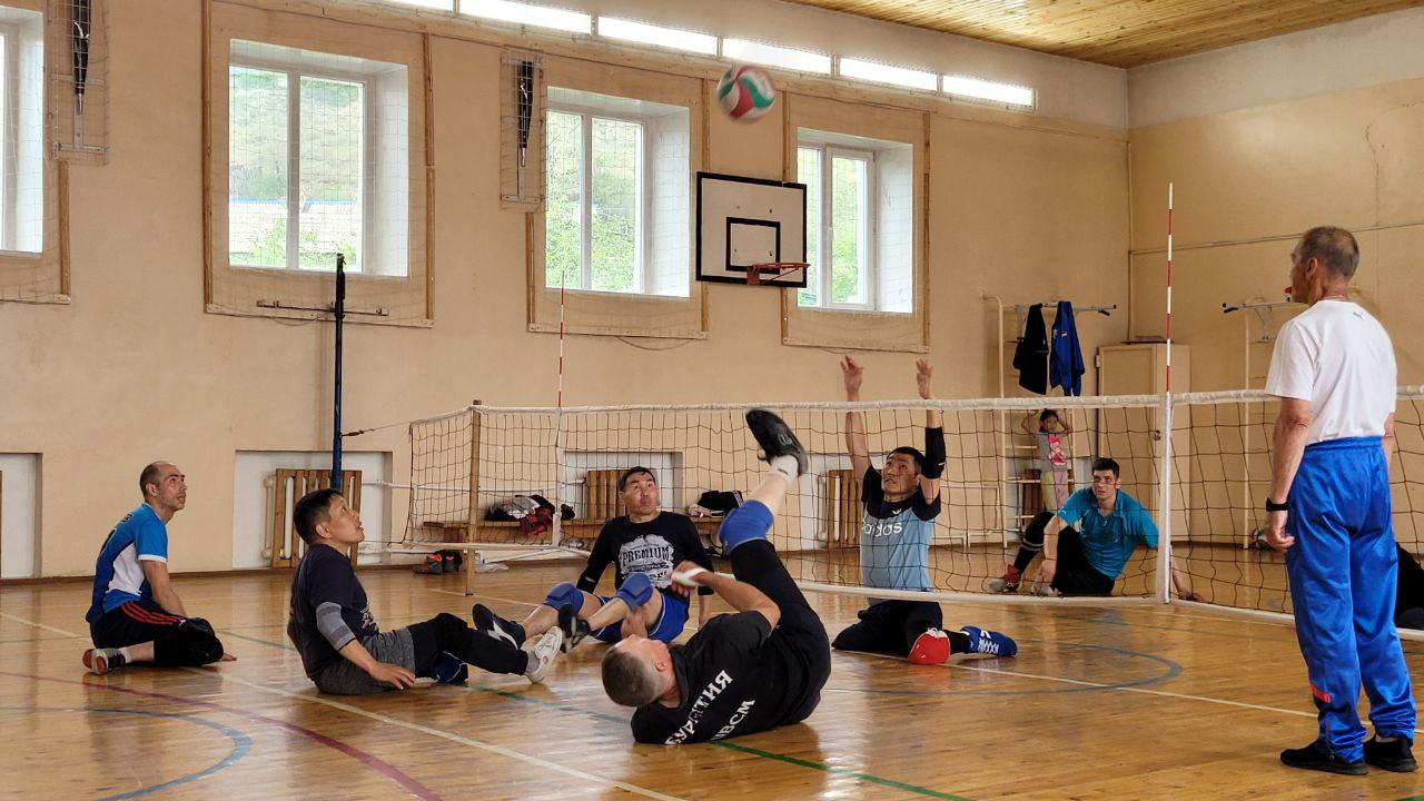 Фото Тренер из Бурятии призывает молодежь и раненых участников СВО заниматься волейболом сидя