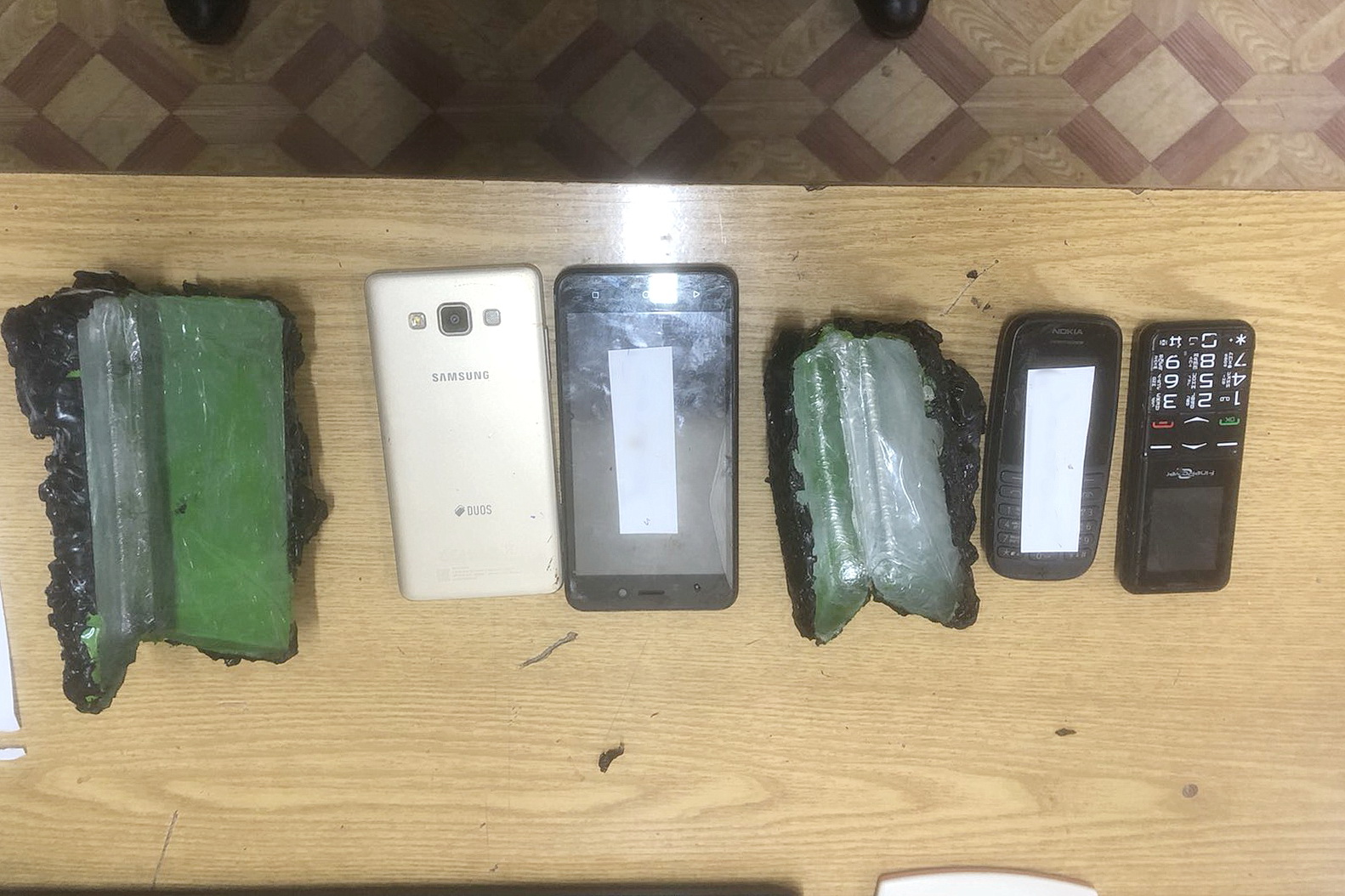 Фото Житель Бурятии пытался передать осужденным четыре телефона