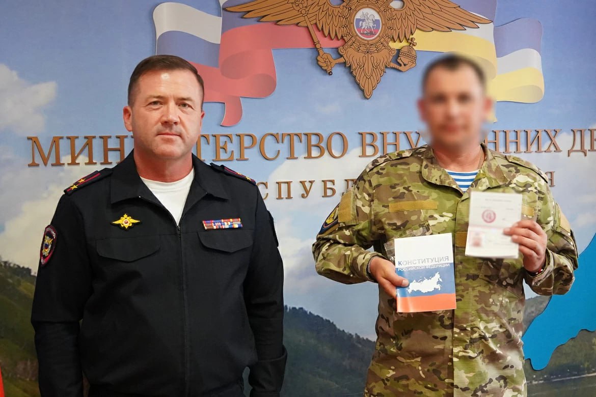 Фото Доброволец СВО из Молдовы получил паспорт РФ в Бурятии 
