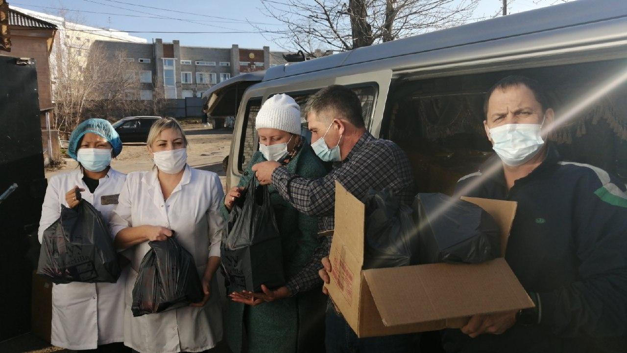 Фото Депутат горсовета закупил в больницу пайки и маски