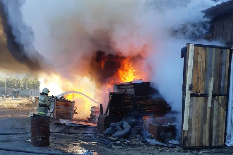 Фото В селе Бурятии пожар уничтожил весь двор жилого дома