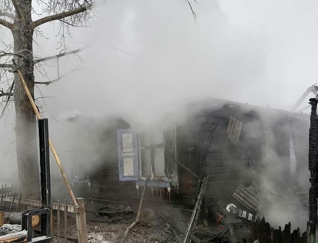 Фото В Бурятии жильцы дома устроили пожар разжигая печь бензином (ФОТО)