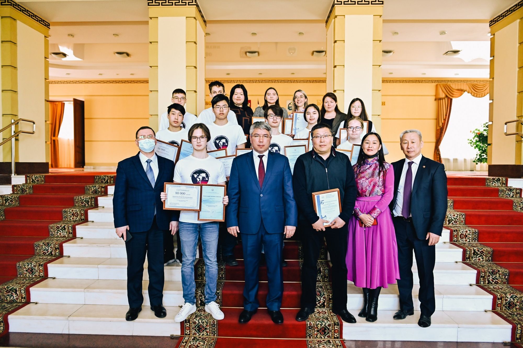 Фото В Бурятии призеров и тренеров школьных олимпиад впервые наградили денежными сертификатами