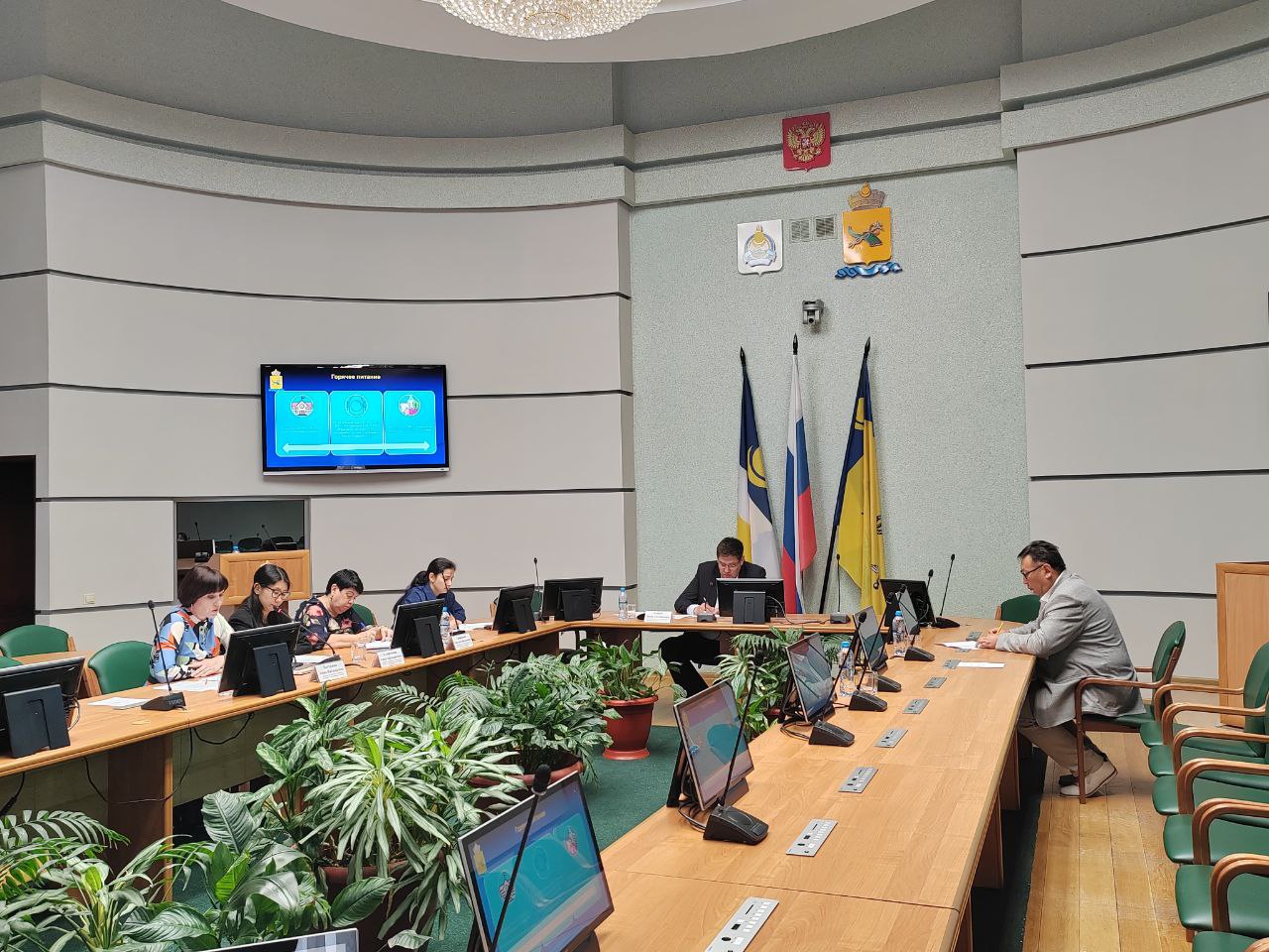 Фото Депутаты горсовета обсудили вопросы готовности школ Улан-Удэ к новому учебному году