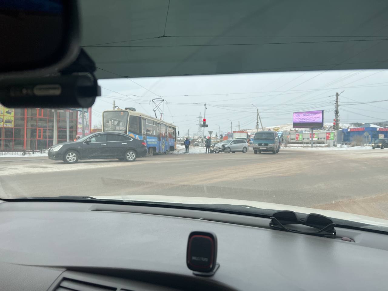 Фото В Улан-Удэ на проспекте Автомобилистов произошло ДТП с трамваем