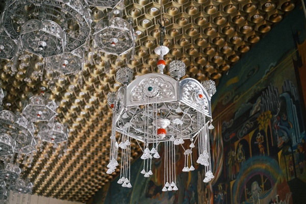 Фото В Бурятском театре уникальные "серебряные" светильники спустили с потолка
