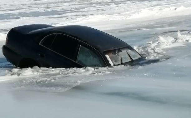 Фото В Селегинском районе автомобиль чуть не ушел под воду (ФОТО)