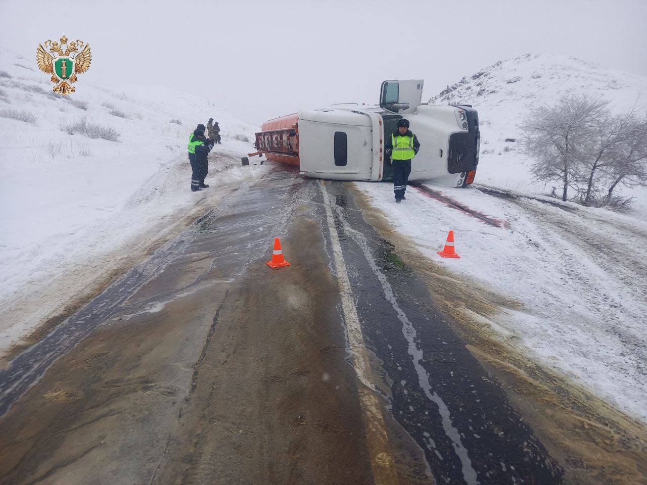 Фото На трассе в Бурятии перевернулся бензовоз