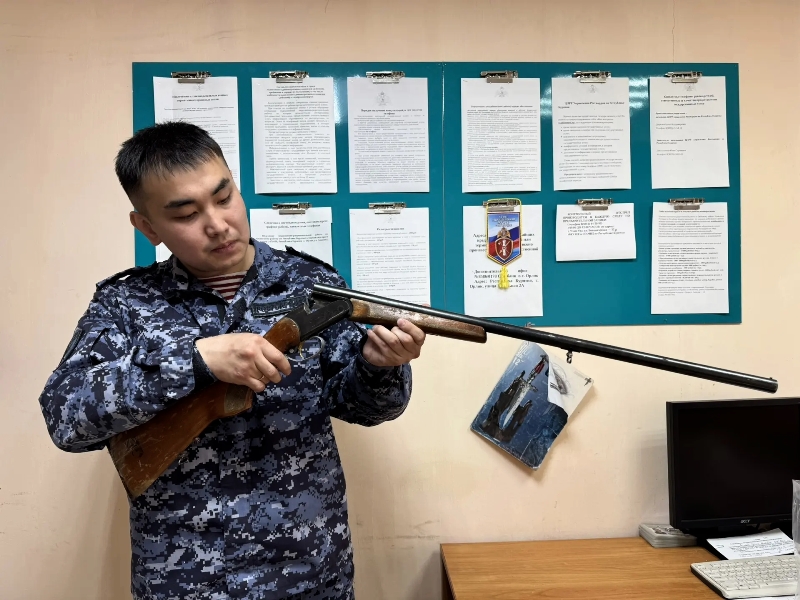 Фото В Окинском районе мужчина добровольно сдал найденное в лесу ружье