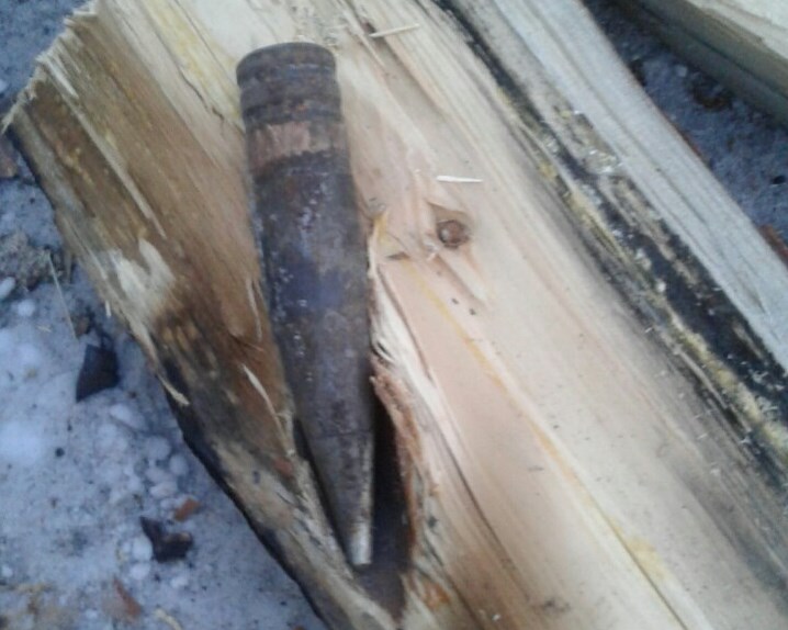 Фото Житель Улан-Удэ при колке дров нашел в полене снаряд