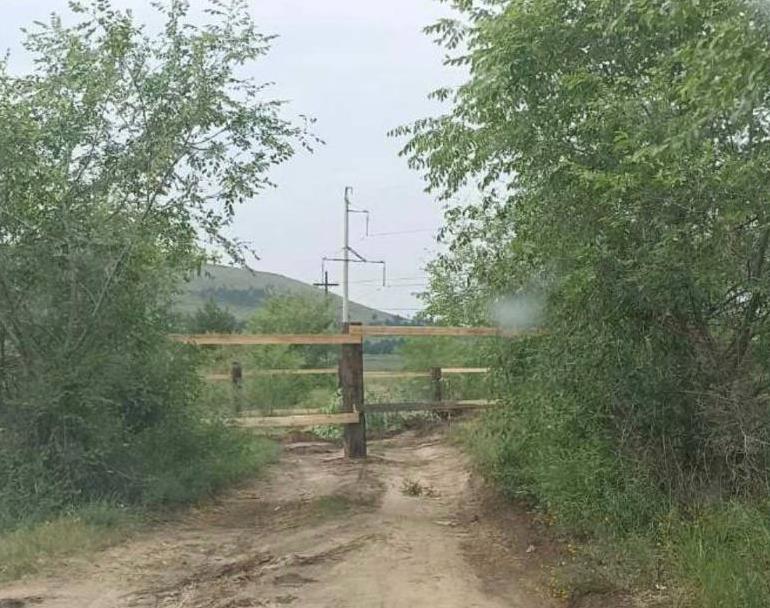 Фото В пригородном районе Бурятии жителям ДНТ перегородили дорогу забором