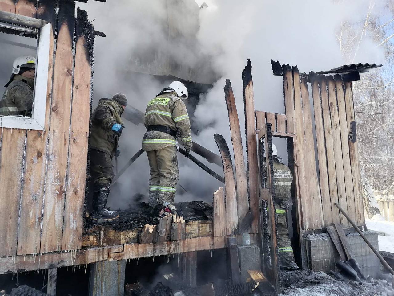 Фото В Бурятии отец вывел детей из горящего дома