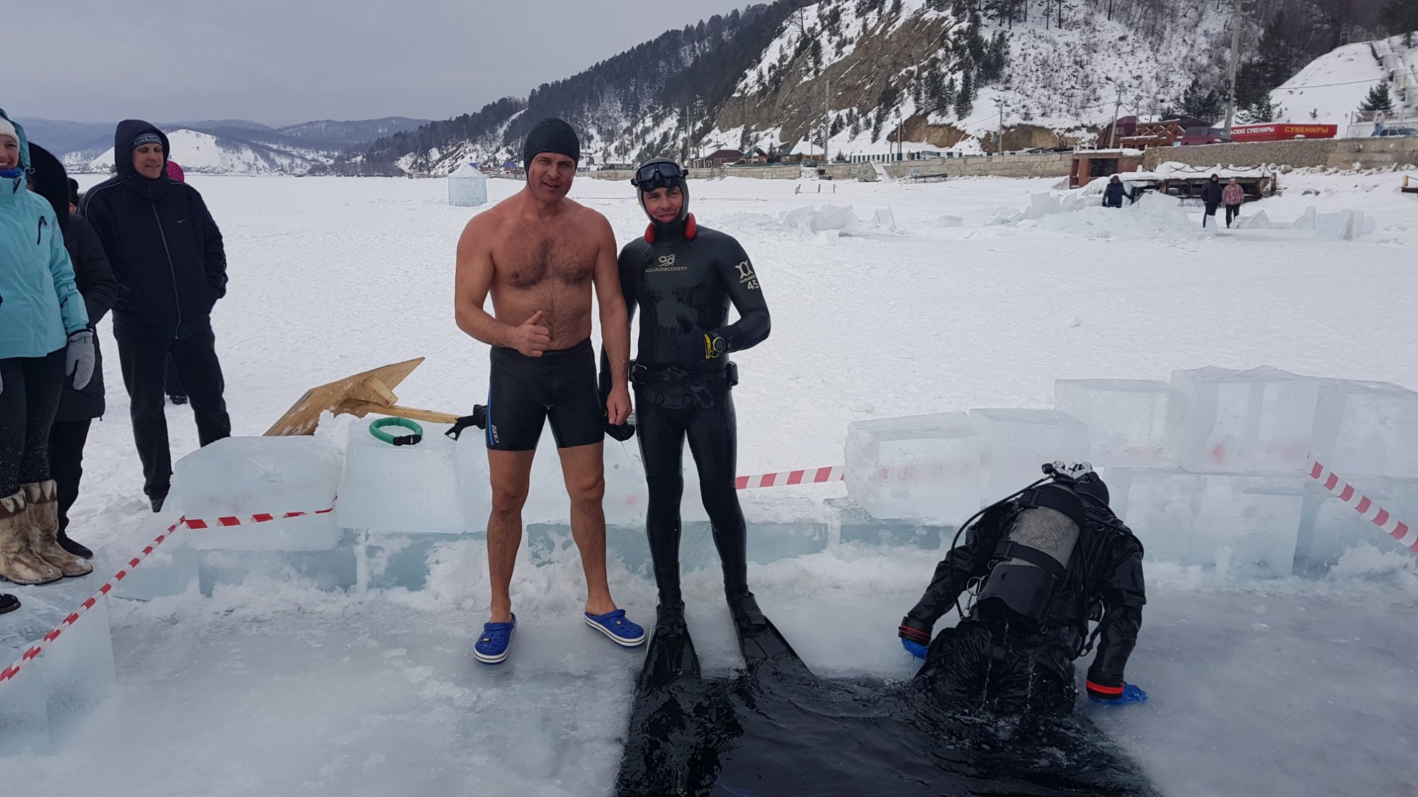 Фото Иркутянин проплыл 60 метров подо льдом Байкала