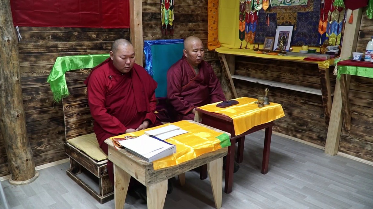 Фото Буддийский календарь на год Змеи доставлен в зону СВО