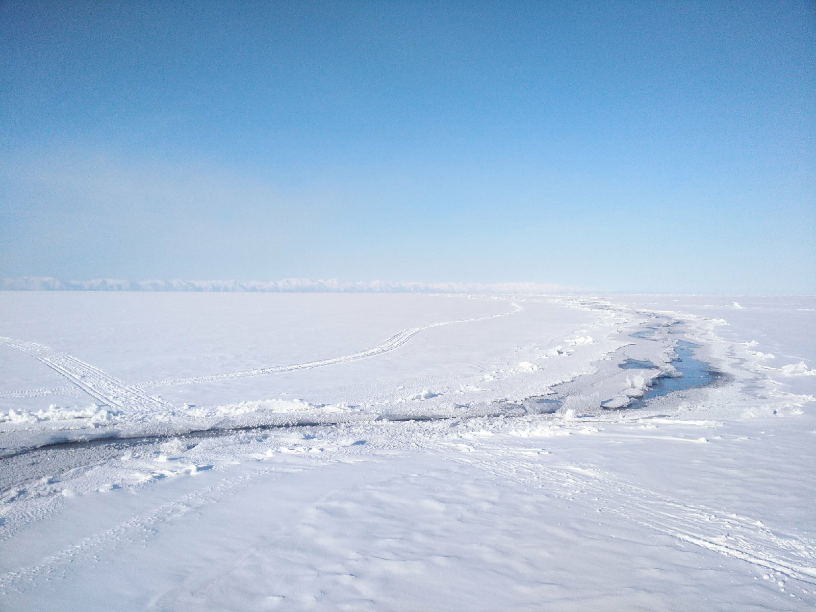 Фото Туристов и любителей мороза в Бурятии предупреждают о трещинах на Байкале