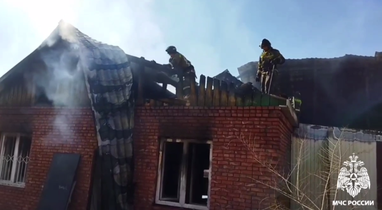 Фото Неизвестные подожгли неиспользуемое здание в районе Бурятии