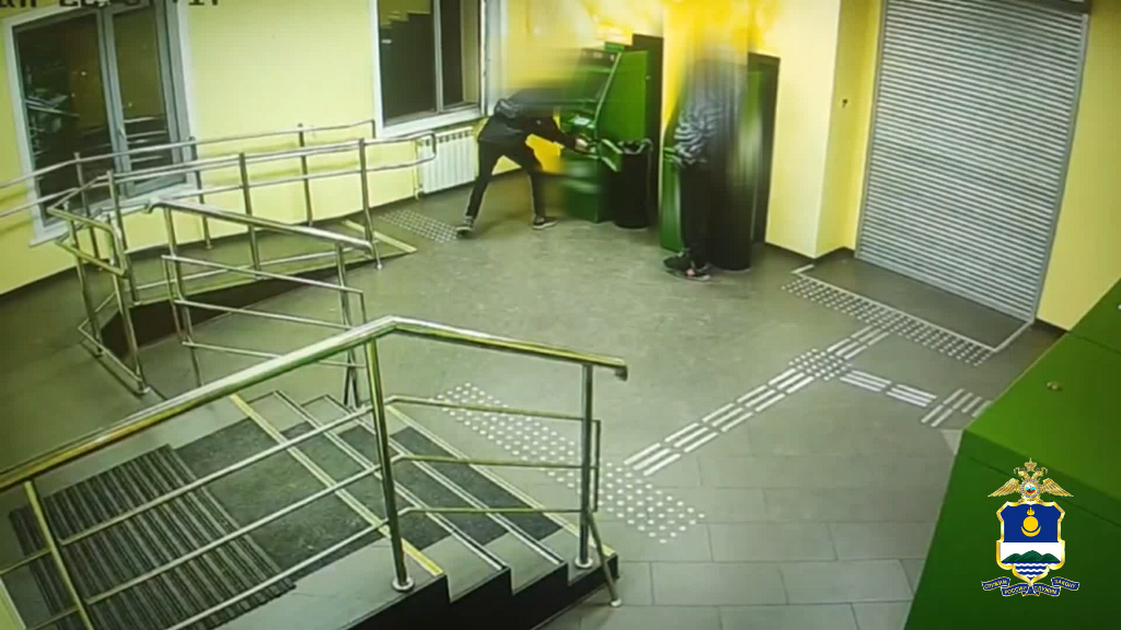 Фото В Улан-Удэ 20-летний парень пытался вскрыть банкомат (ВИДЕО)