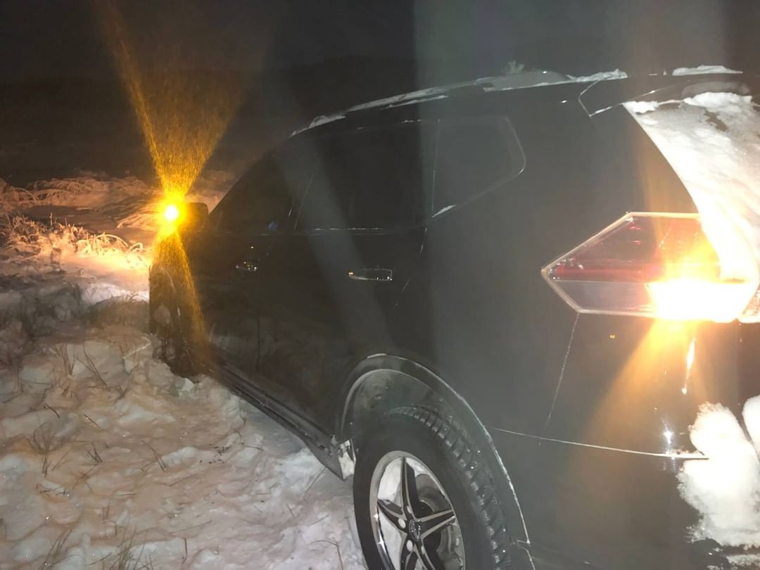 Фото В Бурятии эвакуировали пассажиров провалившейся в ледяное болото машины 