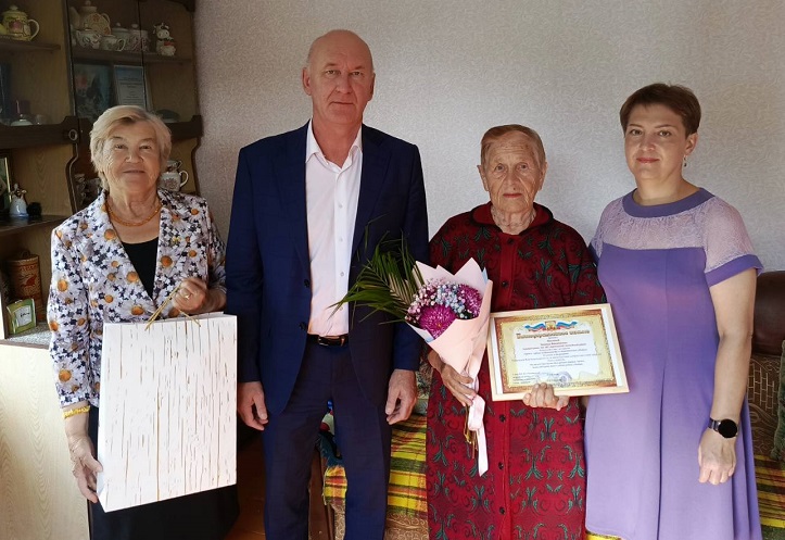 Фото В Баунтовском районе Бурятии поздравили долгожительницу