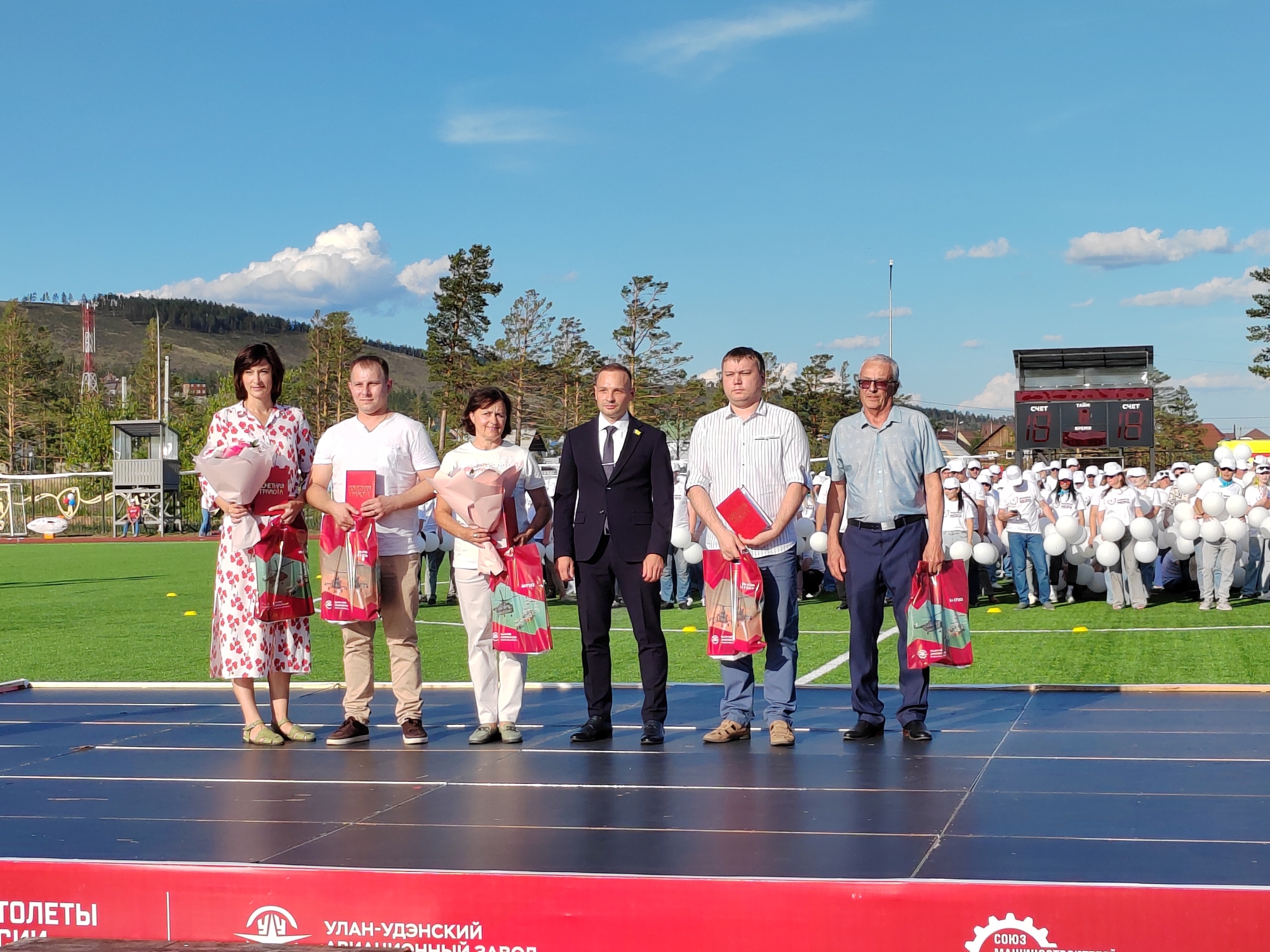 Фото Депутат Улан - Удэнского горсовета поздравил работников Авиазавода с профессиональным праздником