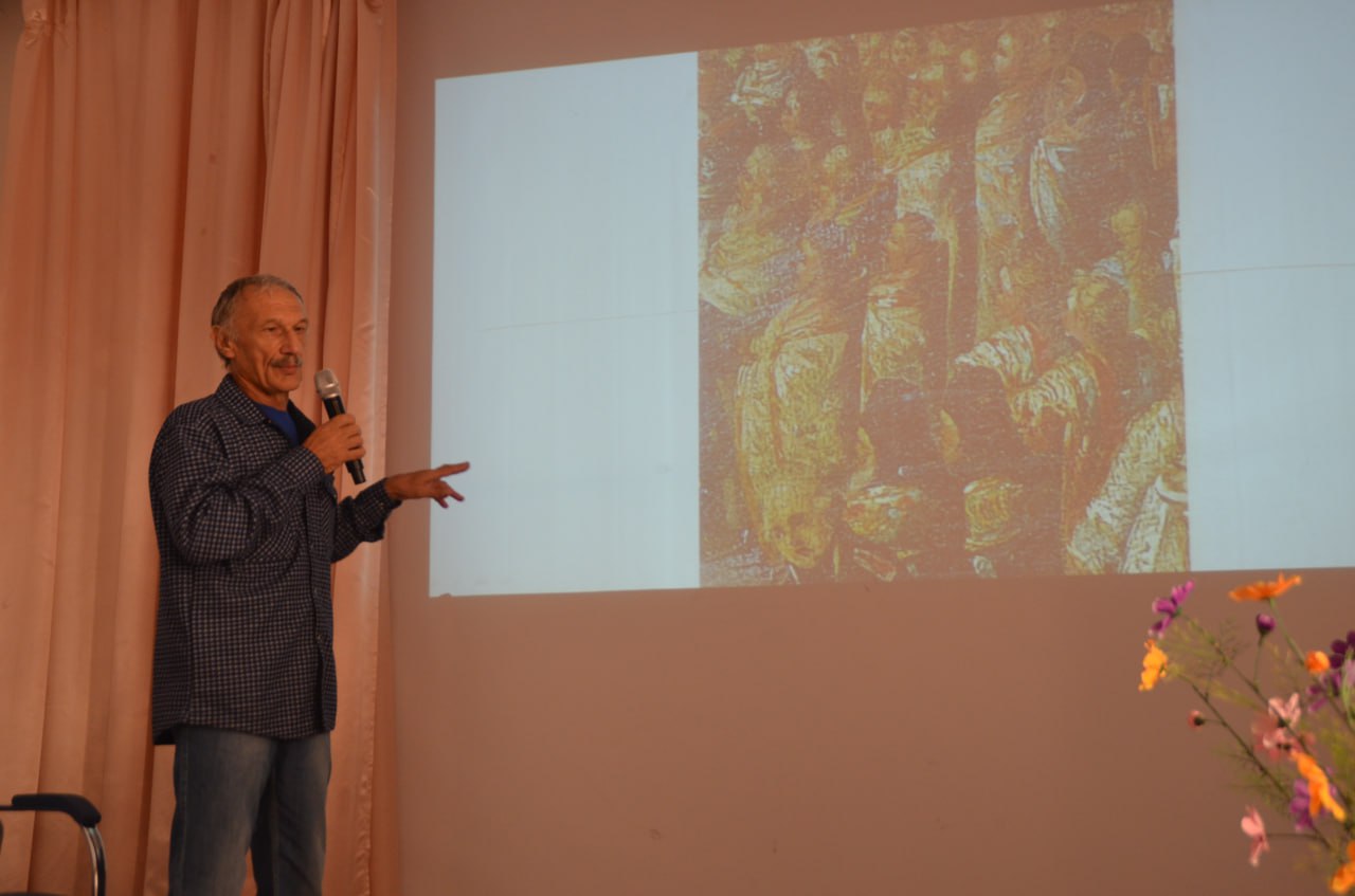 В Кяхте восхитились презентацией старинной картины про перенесение мощей