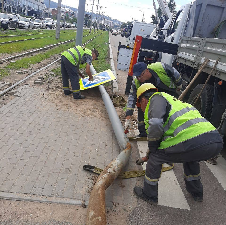 В Улан-Удэ водители уже в третий раз сбивают одну и ту же светофорную  стойку - Происшествия - Новая Бурятия