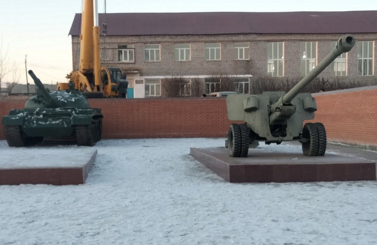 Фото В районе Бурятии на мемориале Победы установили танк и пушку (ФОТО)