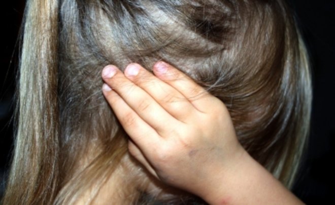 Фото В Улан-Удэ приемная мать отрубила 8-летней девочке палец 