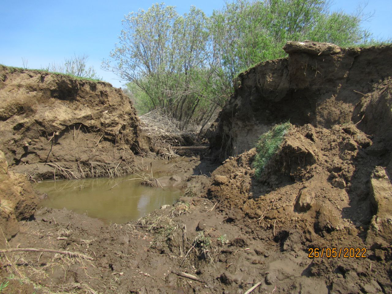 Фото Житель Бурятии перекрыл русло реки для полива сенокосных лугов