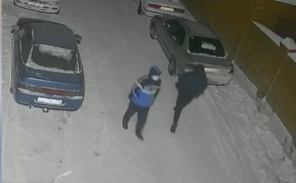 Фото Вооруженный грабитель напал на торговый павильон в Новосибирске