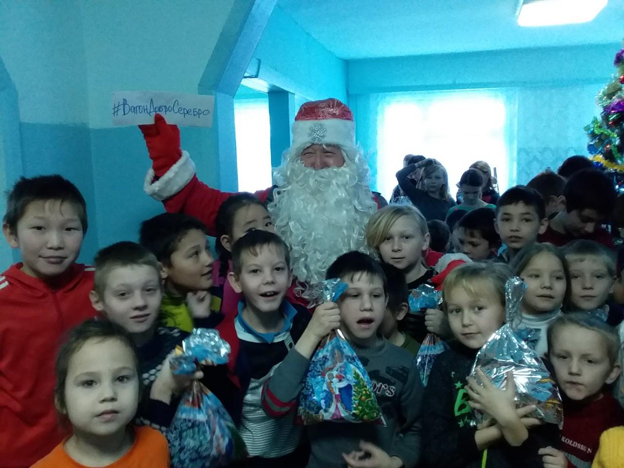 Фото «Серебряные волонтёры» и «Скандиходы Бурятии» поздравили детей тубсанатория